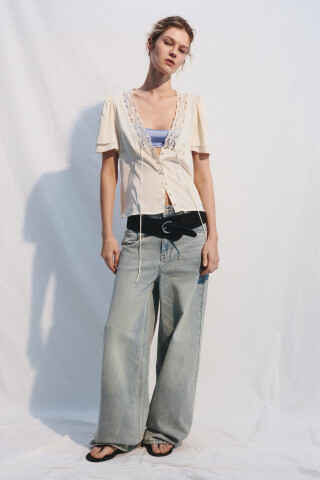 Блузка атласная с глубоким вырезом и кружевом — фото 4