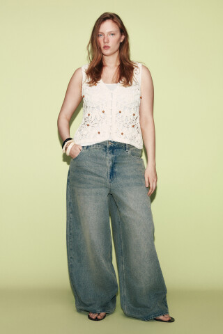 Жилет вязаный ажурный с деревянными бусинами — фото 4