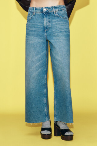 Джинсы широкие укороченные со средней посадкой — фото 3