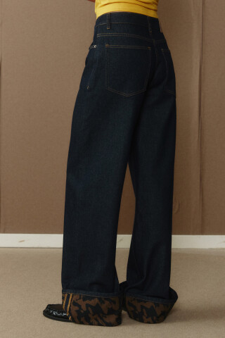 Джинсы прямые со средней посадкой и принтом на подворотах — фото 4
