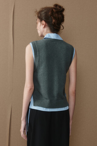 Жилет вязаный на пуговицах с имитацией рубашки — фото 4