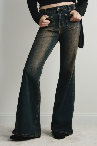 Джинсы клеш со средней посадкой и накладными карманами — фото 2