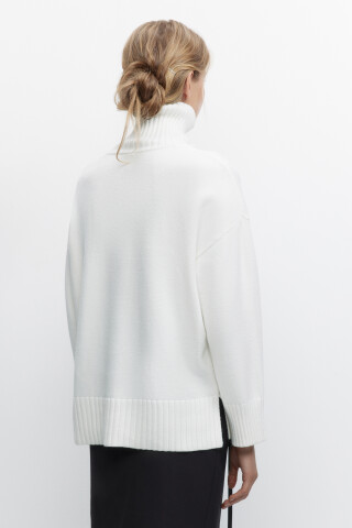 Свитер SWEATER свободный с боковыми разрезами — фото 4