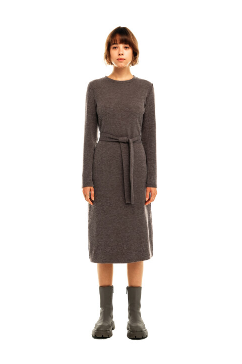 Платье-свитер с боковыми разрезами и поясом