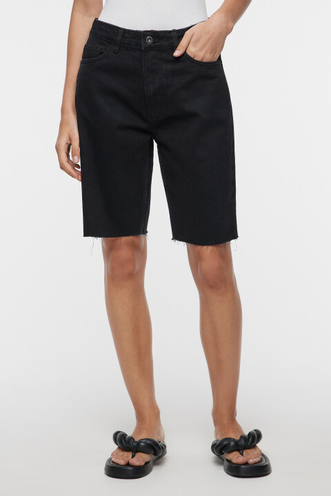 

Шорты-бермуды джинсовые с обрезанными краями, Черный, Шорты-бермуды джинсовые с обрезанными краями