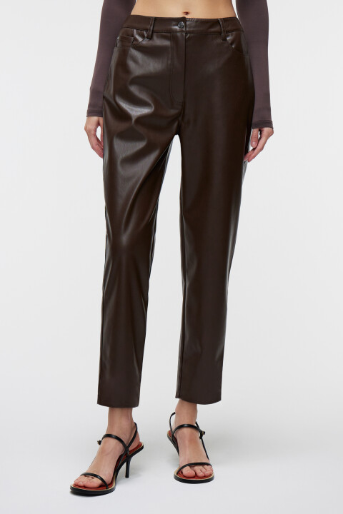 Брюки-бананы кожаные с высокой посадкой