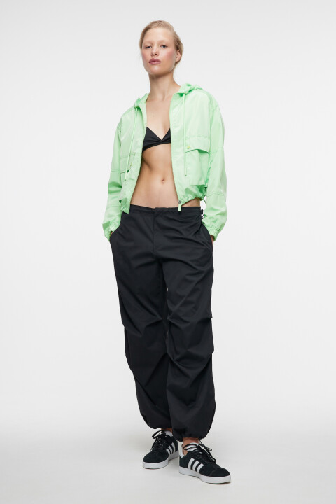 Куртка-ветровка oversize укороченная с капюшоном