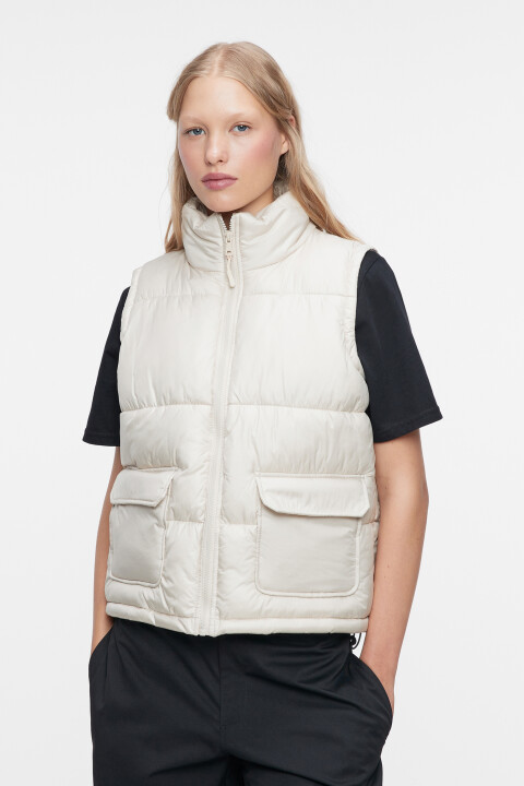 

Жилет стеганый укороченный с накладными карманами, Бежевый, Жилет стеганый укороченный с накладными карманами