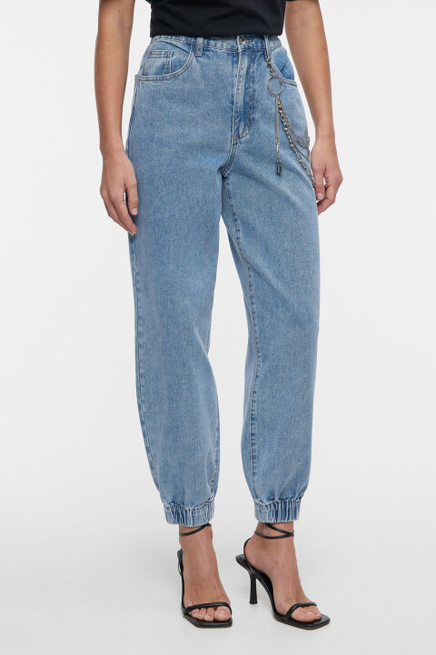 Джинсы-джоггеры с декоративной цепью и подвесками