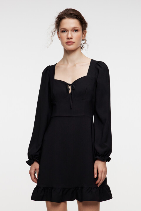 

Платье мини приталенное с фигурным вырезом и оборками, Черный, Платье мини приталенное с фигурным вырезом и оборками