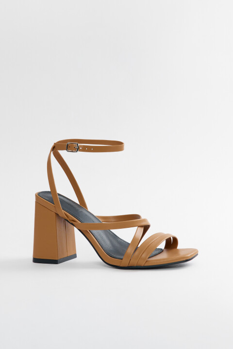 Босоножки на каблуке кожаные с тонкими ремешками