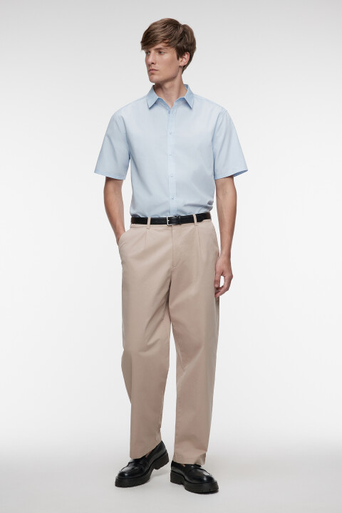 Рубашка slim хлопковая приталенная с коротким рукавом befree голубого цвета