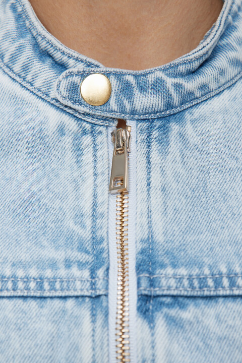 Куртка джинсовая короткая с воротником-стойкой на кнопке5