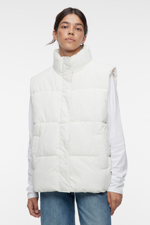 Жилет стеганый утепленный с воротником-стойкой