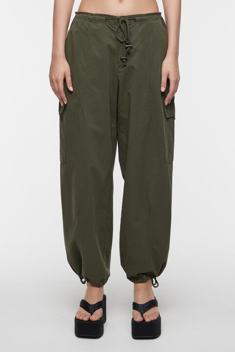 

Брюки-парашюты широкие с поясом и карманами карго, Зеленый, Брюки-парашюты широкие с поясом и карманами карго