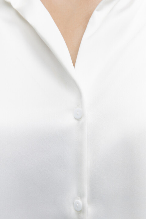 Блузка-рубашка прямая атласная с V-вырезом5