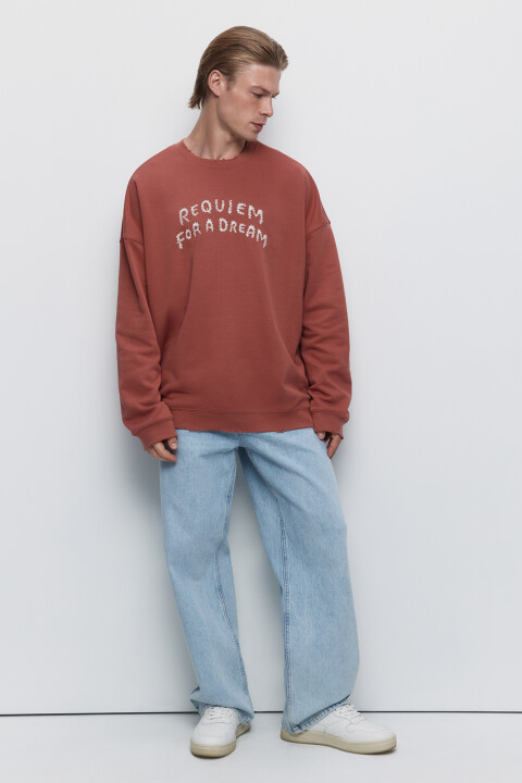 

Свитшот oversize с вареным эффектом и рваными краями, Красный, Свитшот oversize с вареным эффектом и рваными краями