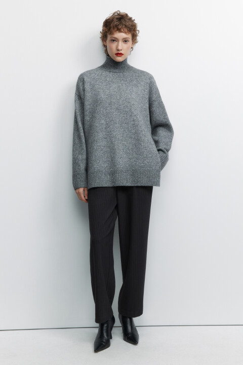 Свитер oversize шерстяной с воротником и разрезами