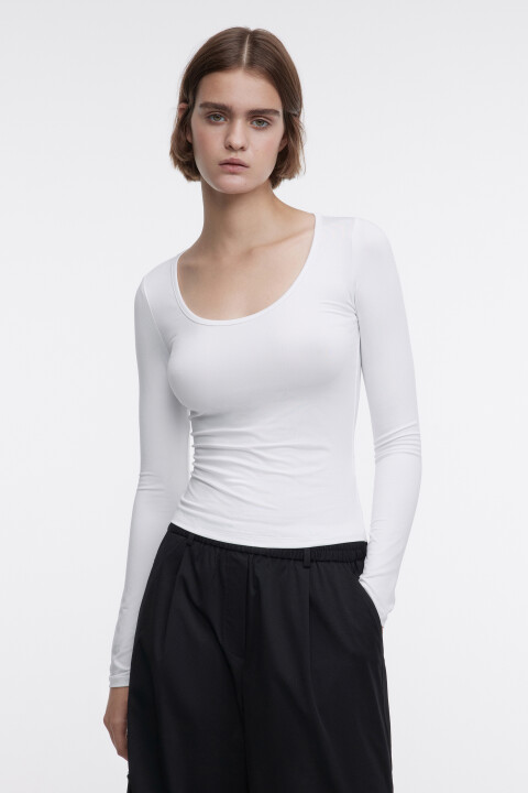 Лонгслив облегающий гладкий с глубоким вырезом
