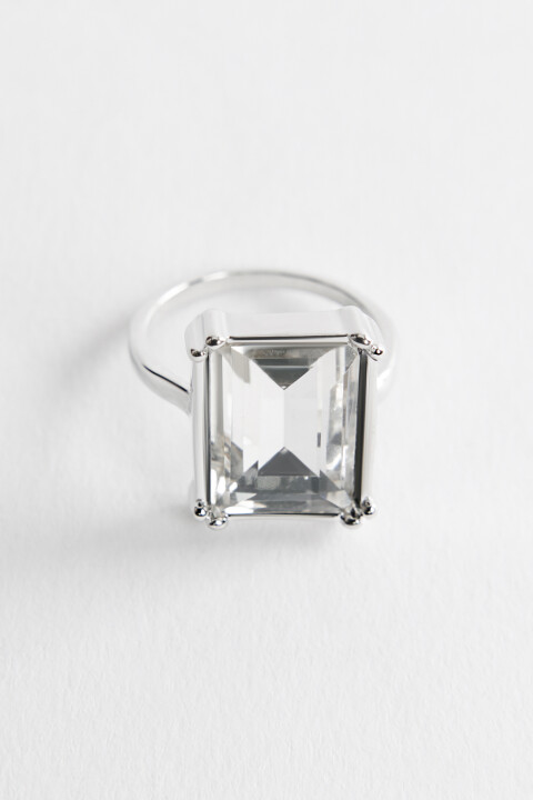 Кольцо с массивным кристаллом