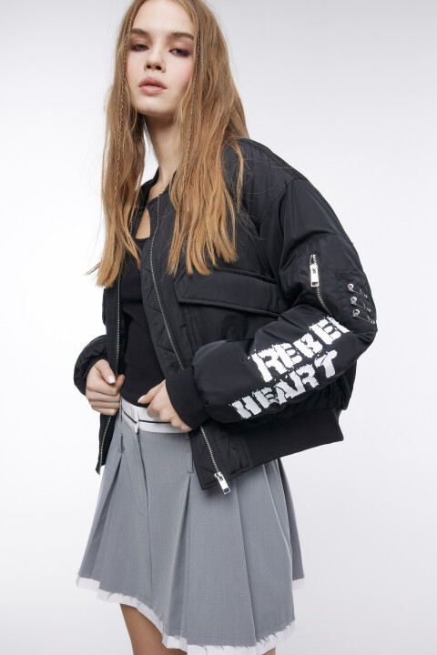 

Куртка-бомбер с булавками и принтом, Черный, Куртка-бомбер с булавками и принтом