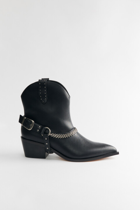 

Ботинки-казаки с металлическим декором, Черный, Ботинки-казаки с металлическим декором