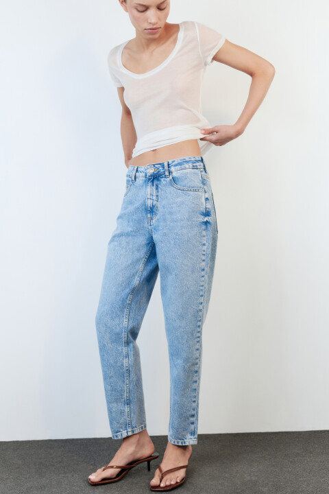 брюки джинсовые женские befree Джинсы mom fit с высокой посадкой