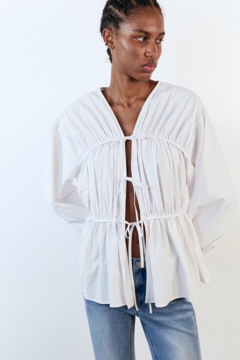 Блузка приталенная с длинными рукавами и завязками