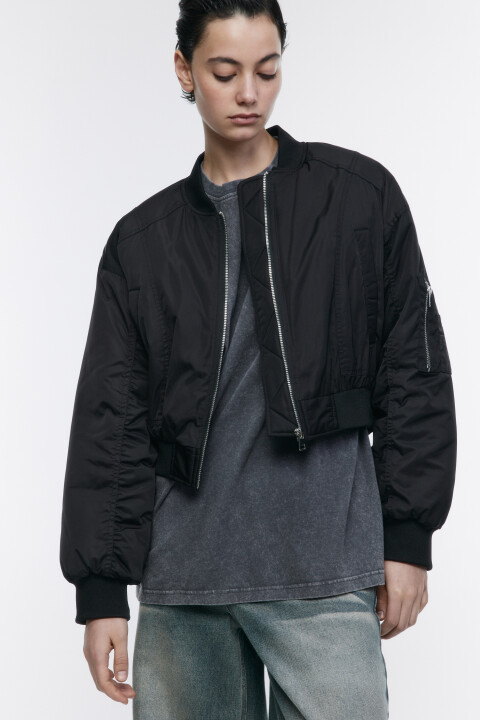 Куртка-бомбер укороченная с утеплением befree черного цвета