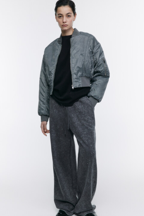 Куртка-бомбер укороченная с вареным эффектом befree серого цвета