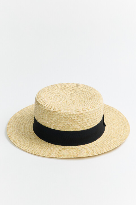 Шляпа плетеная с узкими полями и лентой