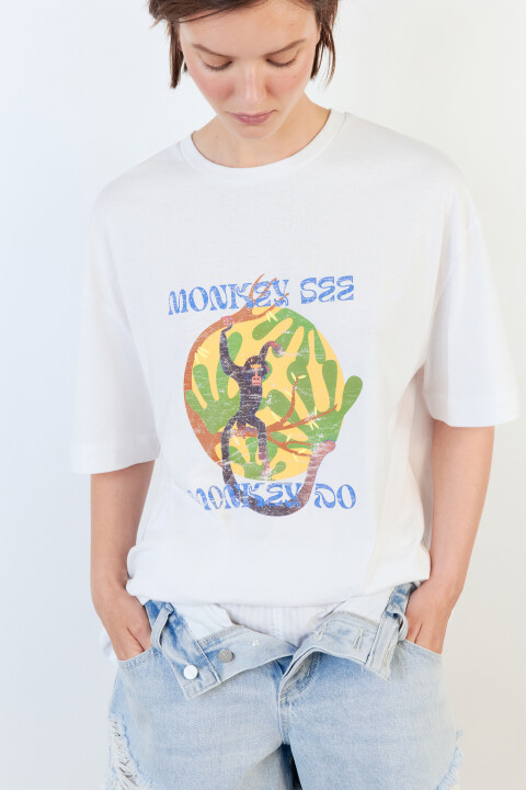 - Женская футболка свободного кроя oversize из мягкой и очень приятной к телу 100% хлопковой ткани с гладкой трикотажной фактурой - Классический круглый вырез горловины без воротника. Удлиненные рукава до локтя с прямыми манжетами. Спущенная линия плеча. Прямой нижний край без разрезов - Разнообразные расцветки с актуальным вареным эффектом и забавным летним принтом с надписями. Мягкая хлопковая футболка с рисунком для расслабленных и привлекательных аутфитов для прогулок, отпуска на море или просто на каждый день. Универсальная и практичная: сочетай ее с любым и удобным низом и создавай стильные повседневные образы, в которых тебе будет максимально комфортно как в жаркую, так и в прохладную погоду благодаря натуральной ткани. Носи летнюю футболку с принтом отдельно или в качестве стильного акцента в трендовых многослойных луках - Размер на модели: S - Параметры модели: рост 176, бюст 86, талия 60, бедра 88 - Дополни лук джинсами 2431209095 или юбкой 2431512001