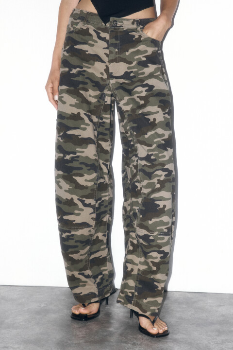 

Брюки-бананы широкие с принтом в стиле милитари, Зеленый, Брюки-бананы широкие с принтом в стиле милитари