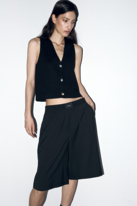 Жилет трикотажный укороченный на пуговицах