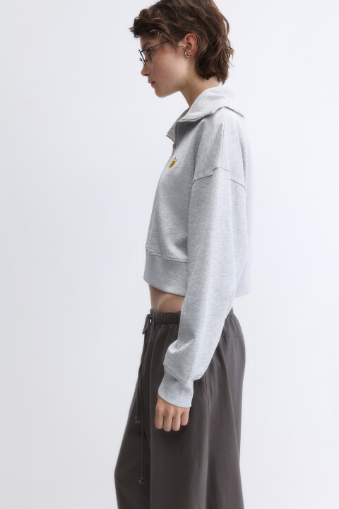 - Теплая женская толстовка half zip свободного кроя из мягкой, приятной к телу хлопковой ткани  - Круглый вырез горловины с высоким воротником-стойкой и застежкой на молнию (при желании носи его как отложной воротник с V-образным вырезом). Длинные рукава с манжетами на резинке и спущенной линией плеча. Присборенный нижний край на резинке - Серая толстовка с принтом-вышивкой на груди из новой осенней коллекции. Теплая, уютная и суперудобная женская худи с воротником-стойкой для комфортных занятий спортом, прогулок на свежем воздухе и просто на каждый день. Универсальный джемпер из футера с вышивкой для расслабленных и максимально удобных повседневных луков в стиле преппи в школу, университет или офис. Стильная толстовка спасет тебя прохладными осенними вечерами, а зимой станет идеальным дополнительным слоем в борьбе с морозами - Размер на модели: S - Параметры модели: рост 176, бюст 78, талия 57, бедра 88 - Дополни лук брюками 2432308005