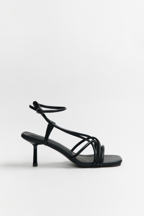 

Босоножки с тонкими ремешками на щиколотке, Черный, Босоножки с тонкими ремешками на щиколотке