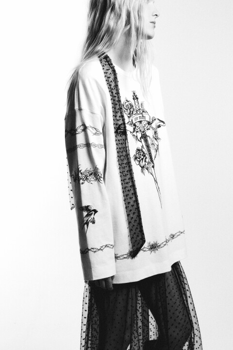 - Женский лонгслив свободного кроя oversize из мягкой, дышащей 100% хлопковой ткани с трикотажной фактурой - Высокий круглый вырез горловины в рубчик. Длинные свободные рукава с прямыми манжетами и спущенной линией плеча. Прямой нижний край без декоративных элементов - Оверсайз-лонгслив со сплошным принтом в стиле тату внесет стильное разнообразие в твои повседневные и уличные аутфиты и гарантированно не оставит тебя без внимания. Носи его с облегающим низом, дополняй массивной обувью и острыми аксессуарами и создавай дерзкие образы в стиле гранж на концерты, вечеринки, а также для прогулок и встреч с друзьями. Носи хлопковый оверсайз-джемпер с принтом отдельно или в составе актуальных многослойных образов, в которых тебе будет максимально комфортно - Размер на модели: S