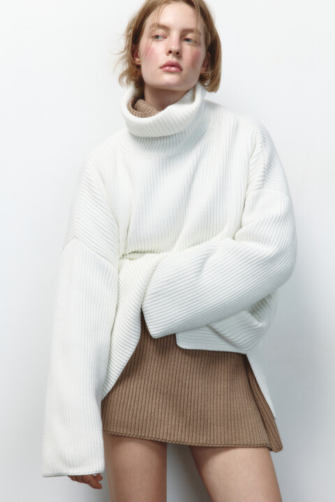 Свитер oversize в рубчик с воротником