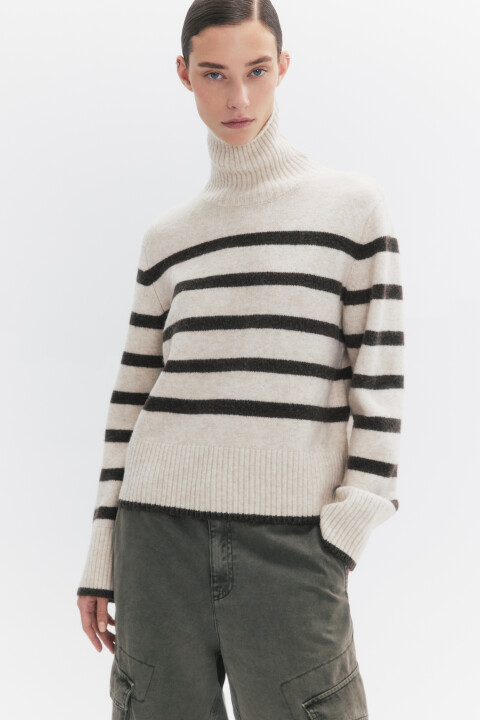 Свитер с горлом укороченный в полоску