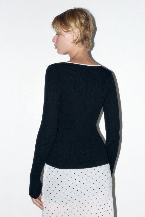 

Лонгслив облегающий с фигурным вырезом и бантиком, Черный, Лонгслив облегающий с фигурным вырезом и бантиком