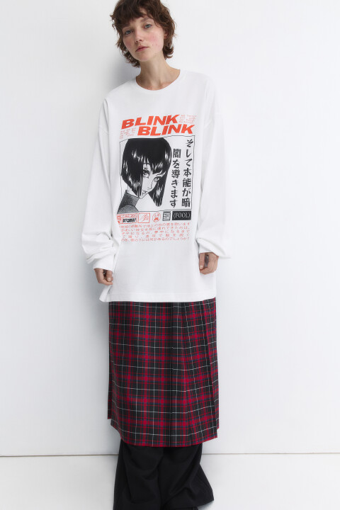 - Удлиненный женский лонгслив суперсвободного кроя oversize из мягкой, дышащей и очень приятной к телу 100% хлопковой ткани с трикотажной фактурой - Высокий круглый вырез горловины в рубчик. Длинные свободные рукава с манжетами в рубчик и спущенной линией плеча. Прямой нижний край без декоративных элементов. Две расцветки с принтом и надписями в стиле аниме - Трендовый оверсайз-лонгслив y2k из новой молодежной коллекции внесет стильное разнообразие в твои повседневные и уличные аутфиты и гарантированно не оставит тебя без внимания. Носи свитшот с актуальными парашютами на низкой талии или с длинными юбками в клетку и создавай самые дерзкие аутфиты для прогулок и встреч с друзьями. Носи хлопковый оверсайз-джемпер с принтом отдельно или в составе актуальных многослойных образов, в которых тебе будет максимально комфортно - Размер на модели: XS/S - Параметры модели: рост 176, бюст 78, талия 57, бедра 88 - Дополни лук юбкой в клетку 2431312037