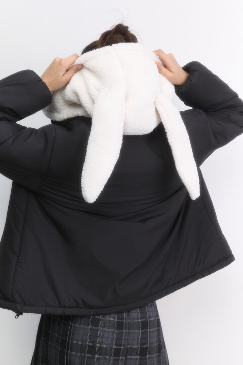 - Короткая женская куртка свободного кроя oversize с легким искусственным утеплителем (синтепон) - Объемный несъемный капюшон из флиса с высоким воротником-стойкой на кнопках и длинными ушками. Застежка на молнию и планку с кнопками по всей длине. Флисовая подкладка. Длинные рукава с присборенными манжетами и спущенной линией плеча. Два прорезных боковых кармана без застежки - Пуховик с ушками и принтом-надписью на груди из новой осенней коллекции линейки Young. Легкий и теплый демисезонный пуховик с высоким воротником и капюшоном, который защитит тебя от холодных осенних и весенних ветров и других погодных сюрпризов. Сочетай его с любимым низом и создавай стильные, теплые и уютные аутфиты на каждый день. Заверши образ удобной обувью и теплыми аксессуарами из новой коллекции Befree - Вес утеплителя: 280 г/м2 (комфортно до -10 градусов в зависимости от погодных условий региона) - Размер на модели: S - Параметры модели: рост 176, бюст 80, талия 60, бедра 89 - Дополни лук юбкой в клетку 2432312005 или брюками 2431308015