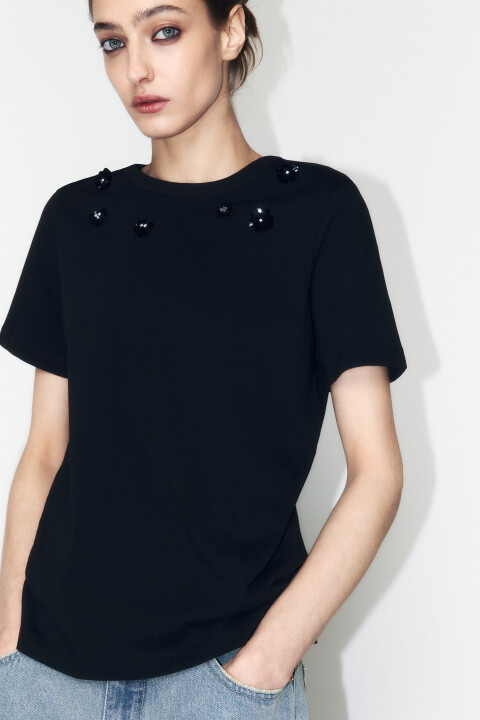 

Футболка хлопковая с цветами из пайеток, Черный, Футболка хлопковая с цветами из пайеток