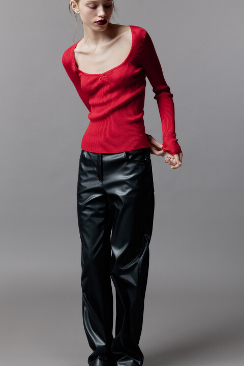 

Лонгслив вискозный с фигурным вырезом и бантиком, Красный, Лонгслив вискозный с фигурным вырезом и бантиком