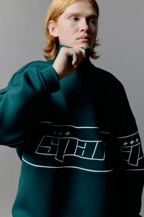 - Мужская толстовка half zip прямого кроя из мягкой, приятной к телу, теплой ткани - Круглый вырез горловины с высоким воротником-стойкой и застежкой на молнию (при желании носи его в виде отложного воротника с V-образным вырезом). Свободные длинные рукава с манжетами в рубчик и спущенной линией плеча. Присборенный нижний край в рубчик - Толстовка в базовых и ярких расцветках с вышитым принтом в спортивном стиле. Теплая, уютная и суперудобная мужская худи с воротником-стойкой для комфортных занятий спортом, прогулок на свежем воздухе и просто на каждый день. Универсальный и стильный оверсайз-джемпер с принтом для расслабленных и максимально удобных повседневных луков. Джемпер с надписями идеально подойдет для стильных аутфитов в школу, университет или офис. Стильная толстовка спасет тебя прохладными осенними вечерами, а зимой станет идеальным дополнительным слоем в борьбе с морозами - Размер на модели: L - Параметры модели: рост 184, грудь 95, талия 75, бедра 95 - Дополни лук брюками BF2513108005 или джинсами ManWide2