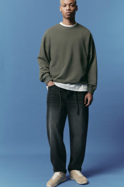 - Широкие мужские джинсы-бананы из плотного денима на основе хлопка - Длинные штанины, свободные в бедрах и зауженные книзу, без декоративных элементов. Классическая средняя посадка по талии. Застежка на молнию и пуговицу спереди, шлевки для ремня. Классические пять карманов с металлическими заклепками спереди. Тонкий декоративный пояс-шнурок в комплекте - Вареные широкие джинсы-бананы для расслабленных повседневных и уличных луков, которые никогда не выйдут из моды и станут идеальной основой твоего гардероба на каждый день. Сочетай их с джинсовой курткой из комплекта или со своим любимым верхом и создавай комфортные и стильные аутфиты на любой сезон и под любое настроение. Разбавь джинсами сдержанные образы на учебу или в офис или дополни ими дерзкие гранж-образы на концерты и ивенты. Заверши аутфит удобной обувью и стильными аксессуарами из весенней коллекции Befree - Размер на модели: 32  - Параметры модели: рост 184, грудь 98, талия 72, бедра 93 - Есть комплект: джинсовая куртка BF2523101010