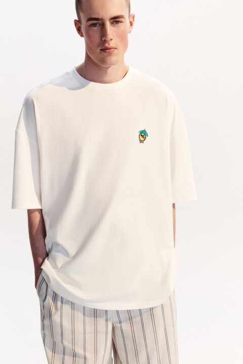 

Футболка oversize с маленькой вышивкой, Белый, Футболка oversize с маленькой вышивкой