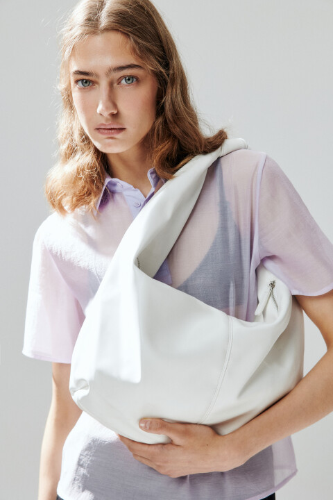 Сумка-хобо с короткой ручкой на плечо