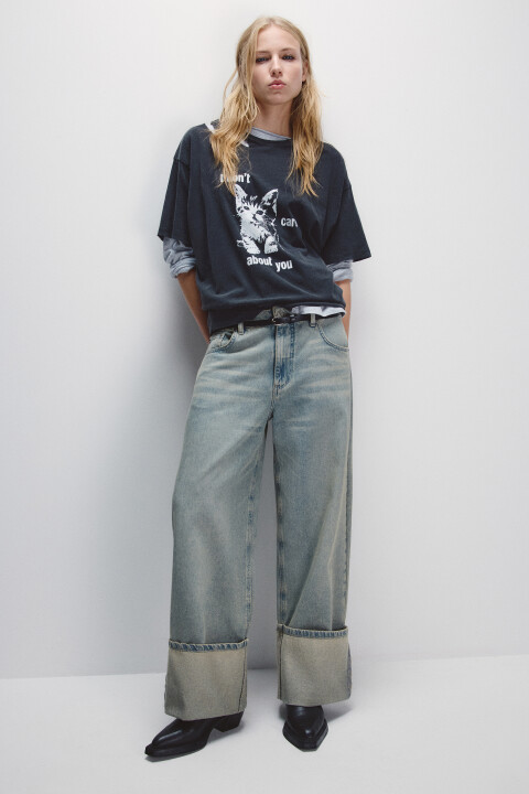 

Футболка с рваным плечом и принтом, Черный, Футболка с рваным плечом и принтом