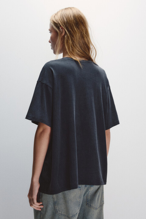 

Футболка с рваным плечом и принтом, Черный, Футболка с рваным плечом и принтом